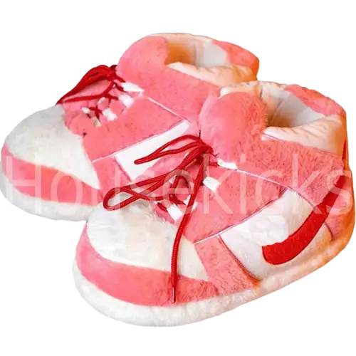 Sneaker Hausschuhe von Housekicks, flauschige Jordan Hausschuhe, Fluffy Jordans, Nike Hausschuhe, stylische Housekicks für drinnen, warme und gemütliche Hausschuhe für jede Altersklasse. Ähneln deinen dein Sneakern und halten deine Füße warm.