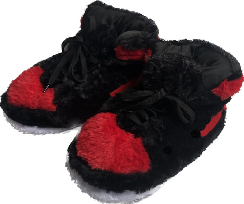 Sneaker Hausschuhe von Housekicks, flauschige Jordan Hausschuhe, Fluffy Jordans, Nike Hausschuhe, stylische Housekicks für drinnen, warme und gemütliche Hausschuhe für jede Altersklasse. Ähneln deinen dein Sneakern und halten deine Füße warm.