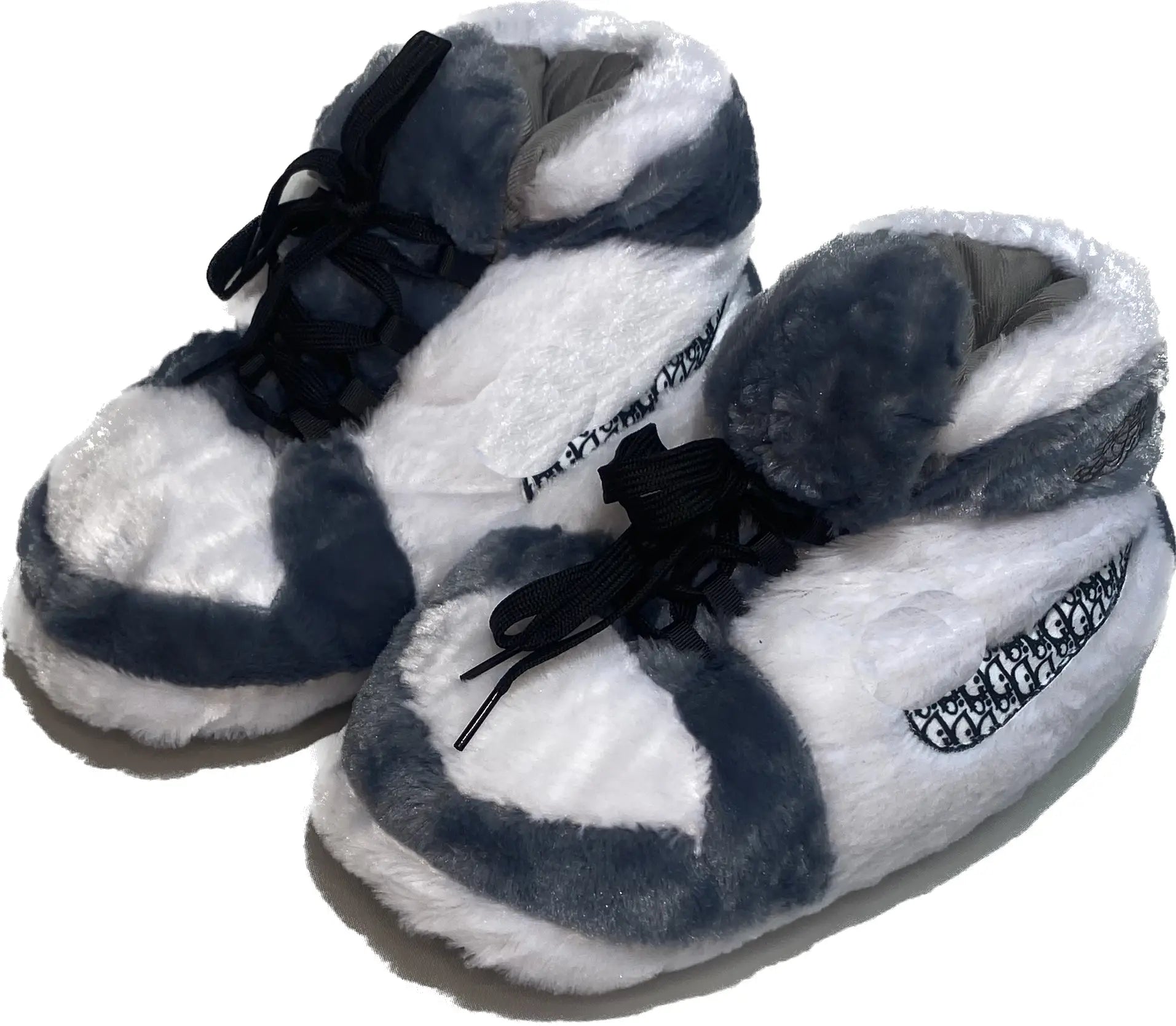 Sneaker Hausschuhe von Housekicks, flauschige Jordan Hausschuhe, Fluffy Jordans, Nike Hausschuhe, stylische Housekicks für drinnen, warme und gemütliche Hausschuhe für jede Altersklasse. Ähneln deinen dein Sneakern und halten deine Füße warm.