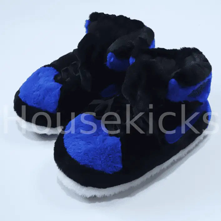 Sneaker Hausschuhe von Housekicks, flauschige Jordan Hausschuhe, Fluffy Jordans, Nike Hausschuhe, stylische Housekicks für drinnen, warme und gemütliche Hausschuhe für jede Altersklasse. Ähneln deinen dein Sneakern und halten deine Füße warm.