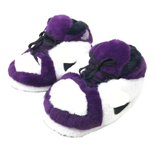 HouseKicks™ - Sneaker Hausschuhe - Housekicks™Sneaker Hausschuhe von Housekicks, flauschige Jordan Hausschuhe, Fluffy Jordans, Nike Hausschuhe, stylische Housekicks für drinnen, warme und gemütliche Hausschuhe für jede Altersklasse. Ähneln deinen dein Sneakern und halten deine Füße warm.