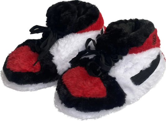Sneaker Hausschuhe von Housekicks, flauschige Jordan Hausschuhe, Fluffy Jordans, Nike Hausschuhe, stylische Housekicks für drinnen, warme und gemütliche Hausschuhe für jede Altersklasse. Ähneln deinen dein Sneakern und halten deine Füße warm.