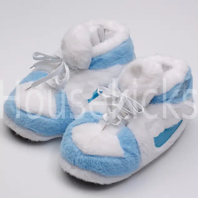 Sneaker Hausschuhe von Housekicks, flauschige Jordan Hausschuhe, Fluffy Jordans, Nike Hausschuhe, stylische Housekicks für drinnen, warme und gemütliche Hausschuhe für jede Altersklasse. Ähneln deinen dein Sneakern und halten deine Füße warm.