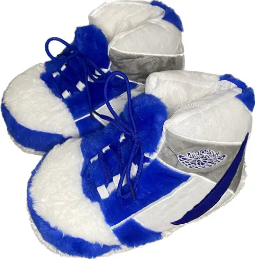 Sneaker Hausschuhe von Housekicks, flauschige Jordan Hausschuhe, Fluffy Jordans, Nike Hausschuhe, stylische Housekicks für drinnen, warme und gemütliche Hausschuhe für jede Altersklasse. Ähneln deinen dein Sneakern und halten deine Füße warm.