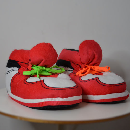 Sneaker Hausschuhe von Housekicks, flauschige Jordan Hausschuhe, Fluffy Jordans, Nike Hausschuhe, stylische Housekicks für drinnen, warme und gemütliche Hausschuhe für jede Altersklasse. Ähneln deinen dein Sneakern und halten deine Füße warm.