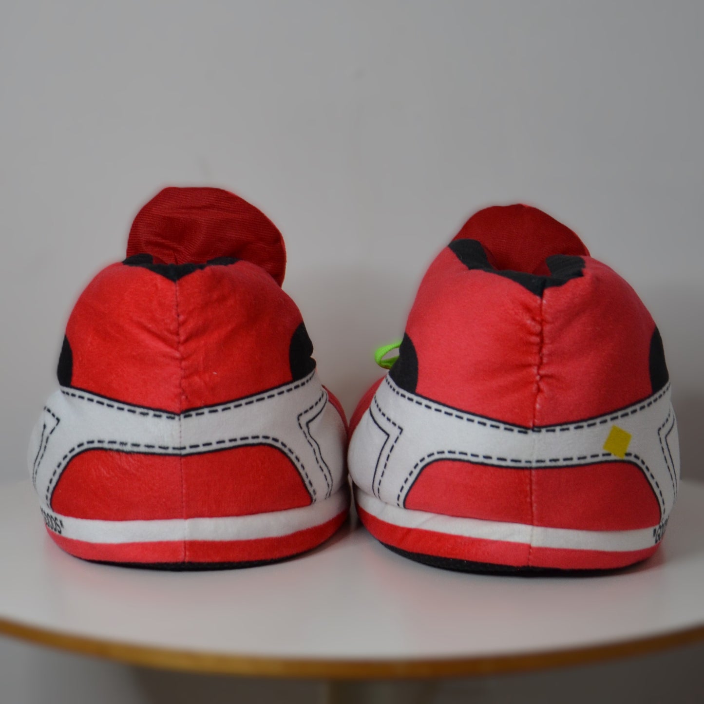 Sneaker Hausschuhe von Housekicks, flauschige Jordan Hausschuhe, Fluffy Jordans, Nike Hausschuhe, stylische Housekicks für drinnen, warme und gemütliche Hausschuhe für jede Altersklasse. Ähneln deinen dein Sneakern und halten deine Füße warm.