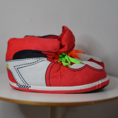 Sneaker Hausschuhe von Housekicks, flauschige Jordan Hausschuhe, Fluffy Jordans, Nike Hausschuhe, stylische Housekicks für drinnen, warme und gemütliche Hausschuhe für jede Altersklasse. Ähneln deinen dein Sneakern und halten deine Füße warm.