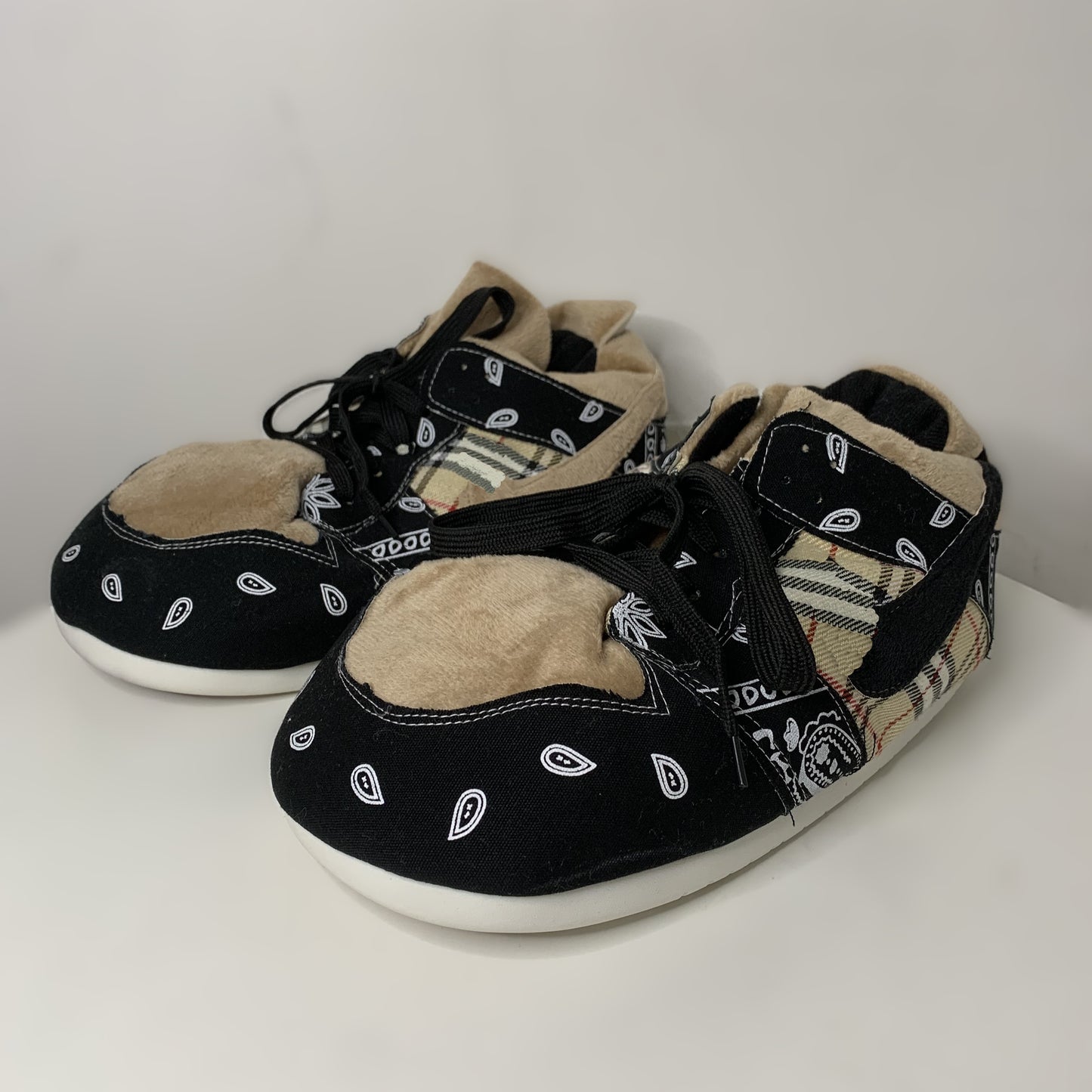 Sneaker Hausschuhe von Housekicks, flauschige Jordan Hausschuhe, Fluffy Jordans, Nike Hausschuhe, stylische Housekicks für drinnen, warme und gemütliche Hausschuhe für jede Altersklasse. Ähneln deinen dein Sneakern und halten deine Füße warm.