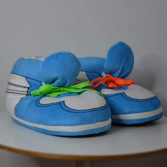 Sneaker Hausschuhe von Housekicks, flauschige Jordan Hausschuhe, Fluffy Jordans, Nike Hausschuhe, stylische Housekicks für drinnen, warme und gemütliche Hausschuhe für jede Altersklasse. Ähneln deinen dein Sneakern und halten deine Füße warm.