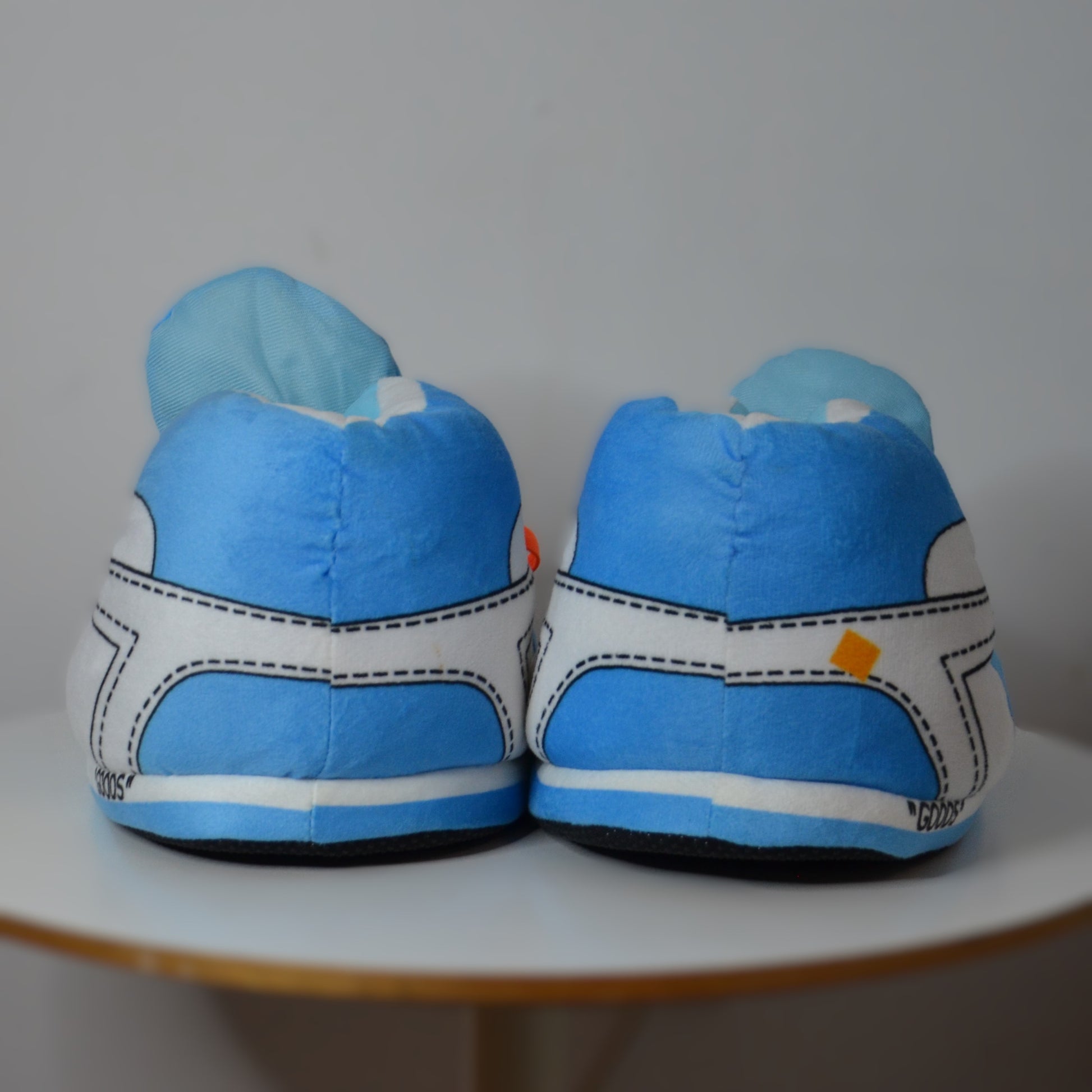 Sneaker Hausschuhe von Housekicks, flauschige Jordan Hausschuhe, Fluffy Jordans, Nike Hausschuhe, stylische Housekicks für drinnen, warme und gemütliche Hausschuhe für jede Altersklasse. Ähneln deinen dein Sneakern und halten deine Füße warm.