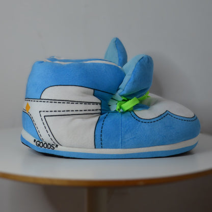 Sneaker Hausschuhe von Housekicks, flauschige Jordan Hausschuhe, Fluffy Jordans, Nike Hausschuhe, stylische Housekicks für drinnen, warme und gemütliche Hausschuhe für jede Altersklasse. Ähneln deinen dein Sneakern und halten deine Füße warm.