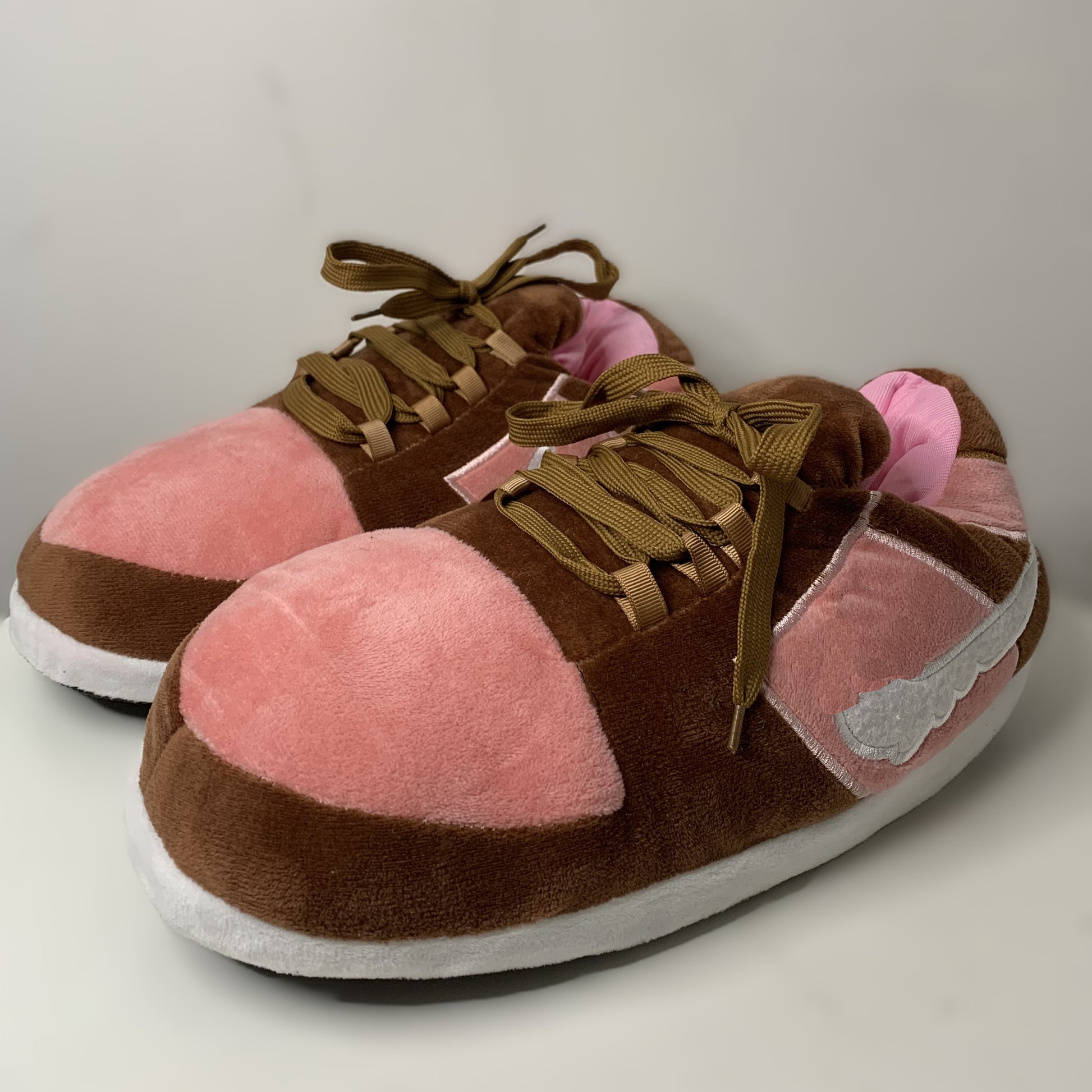 Sneaker Hausschuhe von Housekicks, flauschige Jordan Hausschuhe, Fluffy Jordans, Nike Hausschuhe, stylische Housekicks für drinnen, warme und gemütliche Hausschuhe für jede Altersklasse. Ähneln deinen dein Sneakern und halten deine Füße warm.