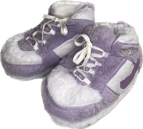 Sneaker Hausschuhe von Housekicks, flauschige Jordan Hausschuhe, Fluffy Jordans, Nike Hausschuhe, stylische Housekicks für drinnen, warme und gemütliche Hausschuhe für jede Altersklasse. Ähneln deinen dein Sneakern und halten deine Füße warm.